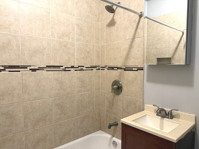 Building Photo - 7617 S Kingston Ave