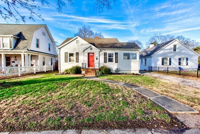 Building Photo - 2 Bedroom Full of Character