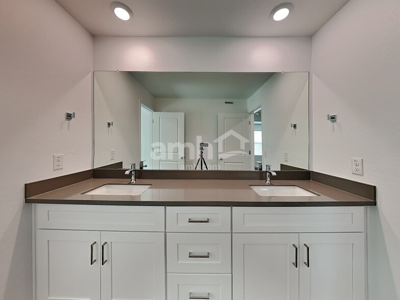 Building Photo - 2128 W Alicia Dr