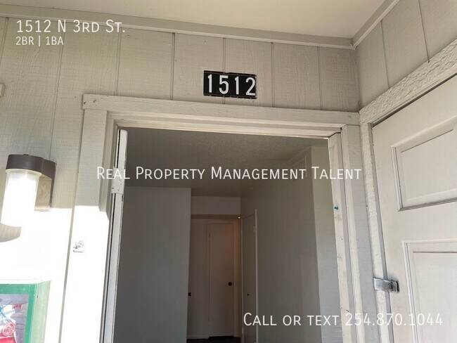 Building Photo - Downstairs 2 Bedroom, 1 Bathroom Apartment...