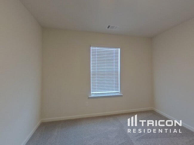 Building Photo - 1013 Claas Wy