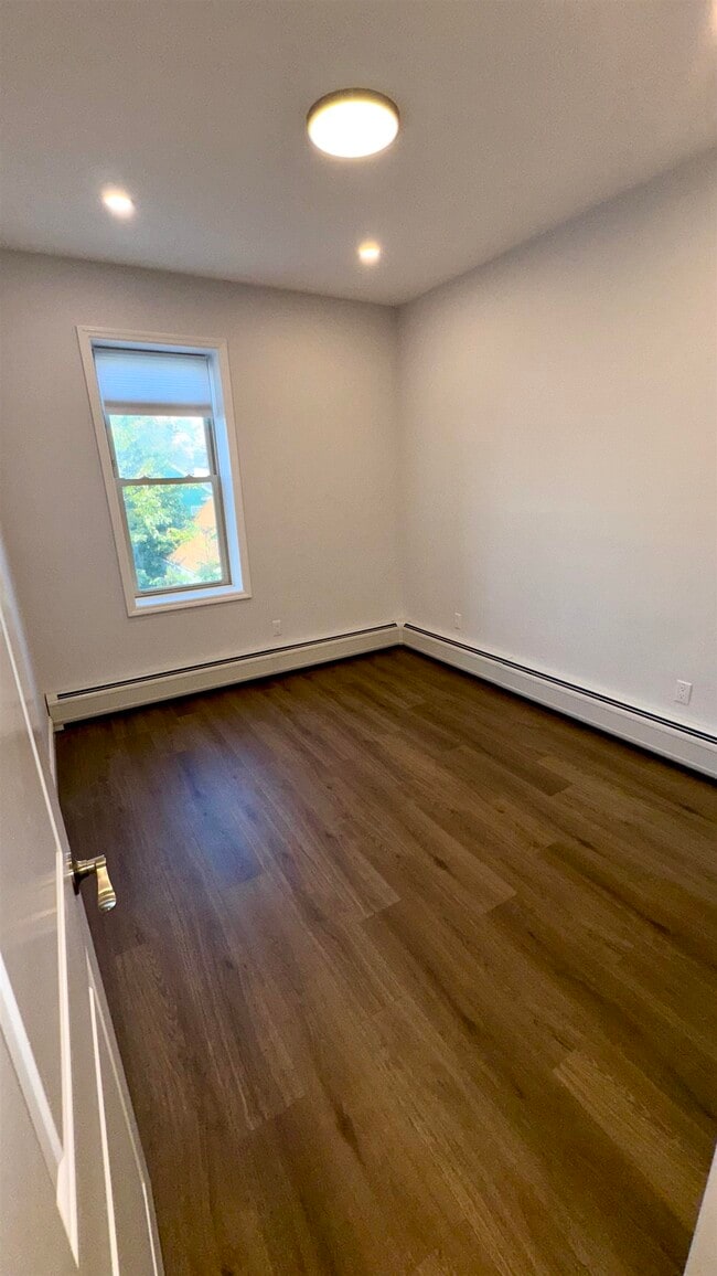 Building Photo - 76 Beacon Ave