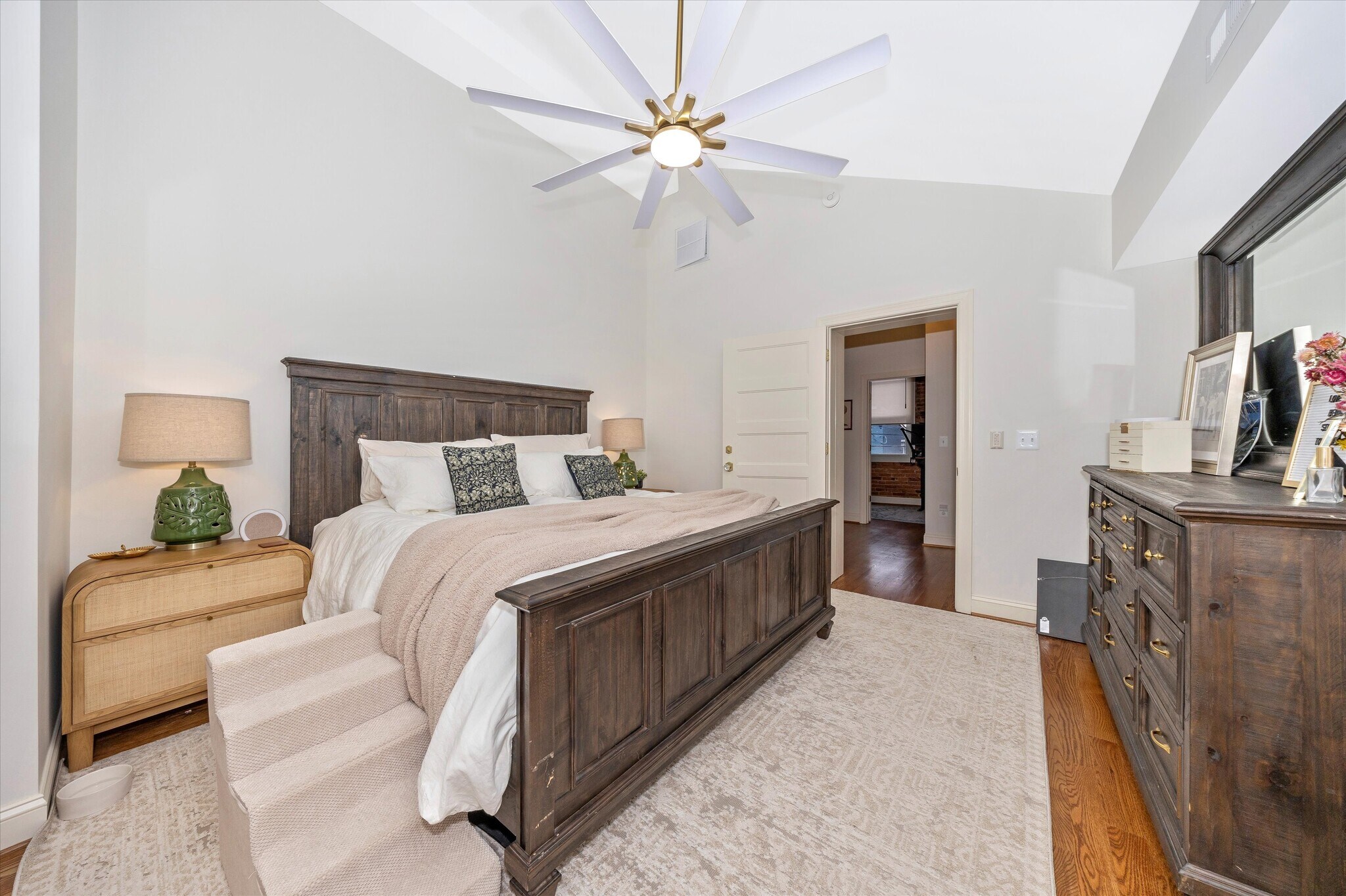 Building Photo - 15 E 5th St