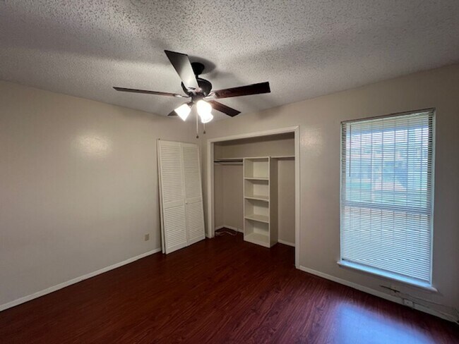 Building Photo - Quadrangle Townhome