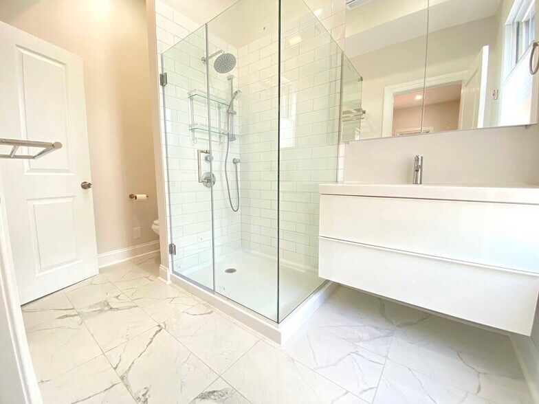 Building Photo - 258 W Broadway