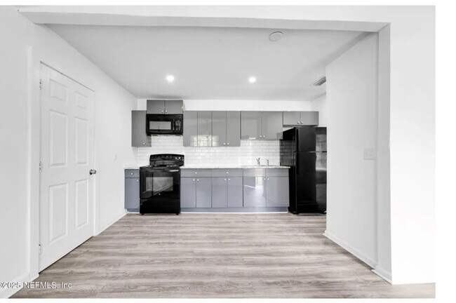 Building Photo - 9155 Sibbald Rd