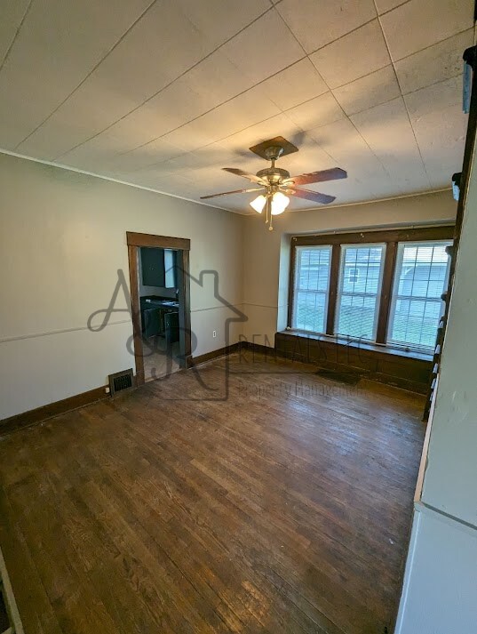 Building Photo - 1401 S Elm St