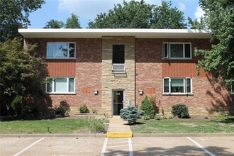 Building Photo - LOCATION!! LOCATION!!! This One bedroom/on...