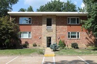 Building Photo - LOCATION!! LOCATION!!! This One bedroom/on...