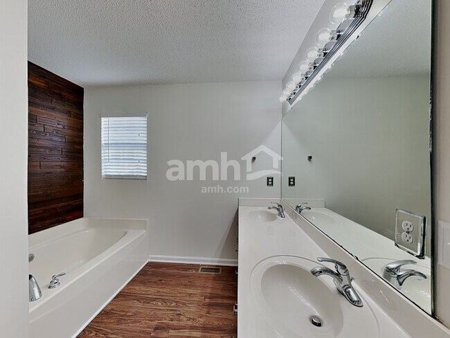 Building Photo - 419 Parallel Dr