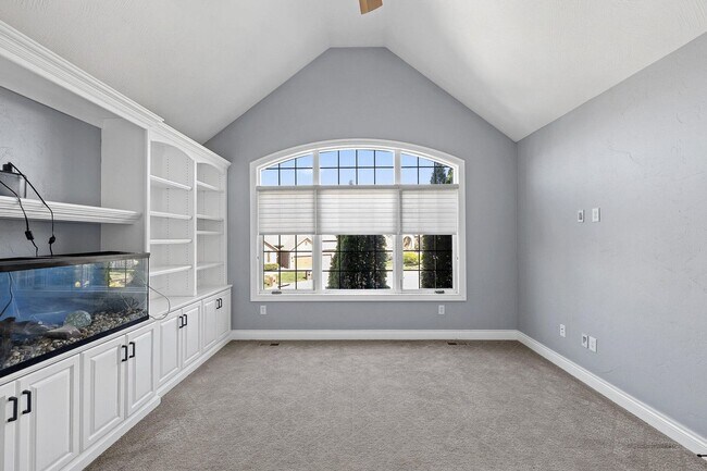 Building Photo - 5 Bedroom Dream Home!