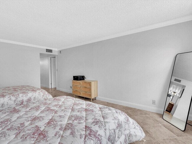 Building Photo - 1150 Hillsboro Mile