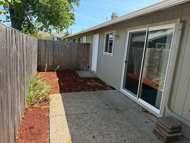 Building Photo - Updated 2 bedroom 1 bathroom dulpex in Springfield!