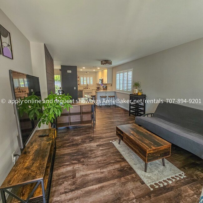 Building Photo - Exquisitely Updated Condo - Must See