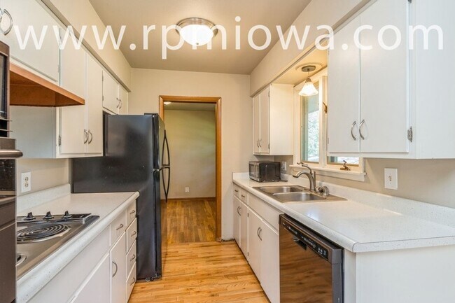 Building Photo - WELCOME HOME!! 3 Bedroom, 1 Bath Home in Des Moines
