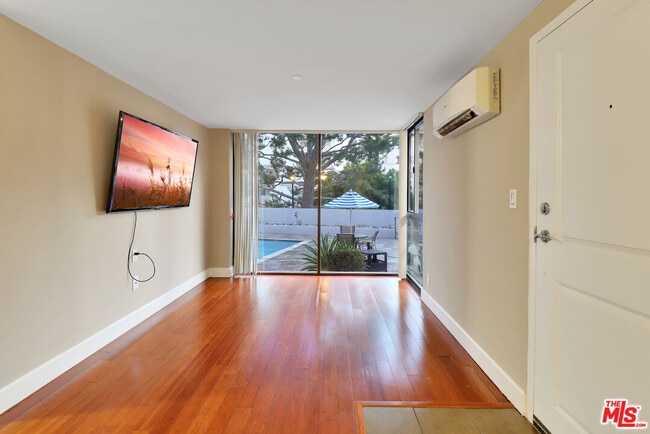 Building Photo - 10982 Roebling Ave