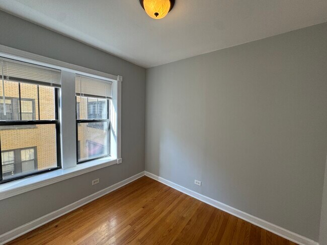 Building Photo - 6442 N Leavitt St