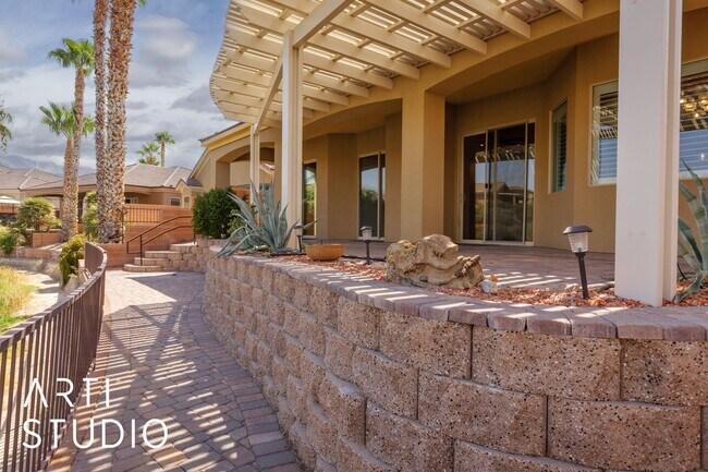 Building Photo - Beautiful 2-bedroom 2-bathroom and 2-car garage located in a gated community