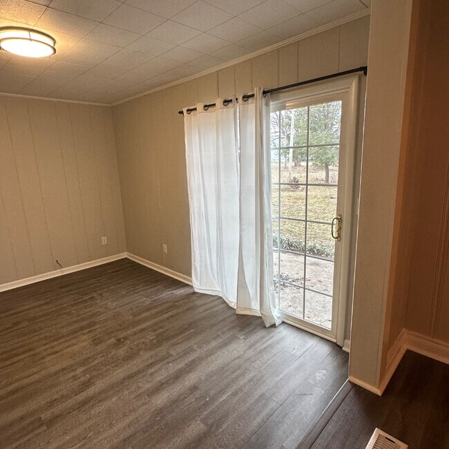 Building Photo - 271 3rd Ave SW