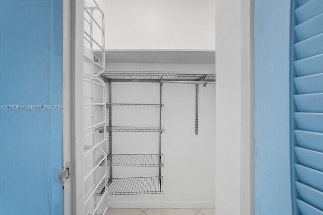 Building Photo - 10350 W Bay Harbor Dr