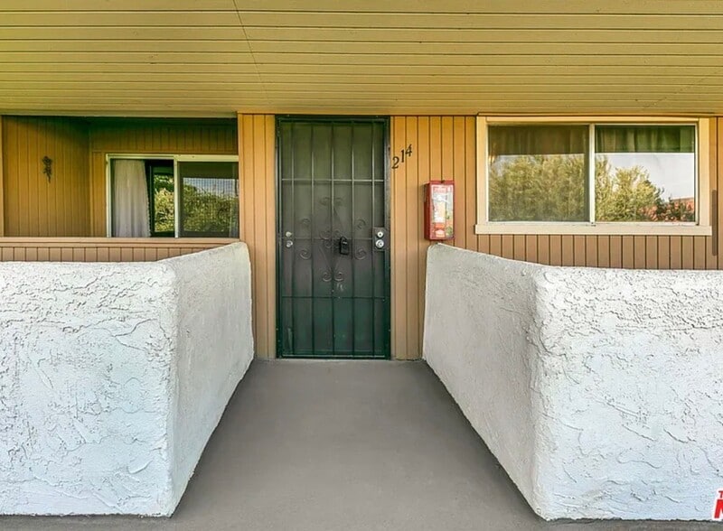Building Photo - 550 N Villa Ct