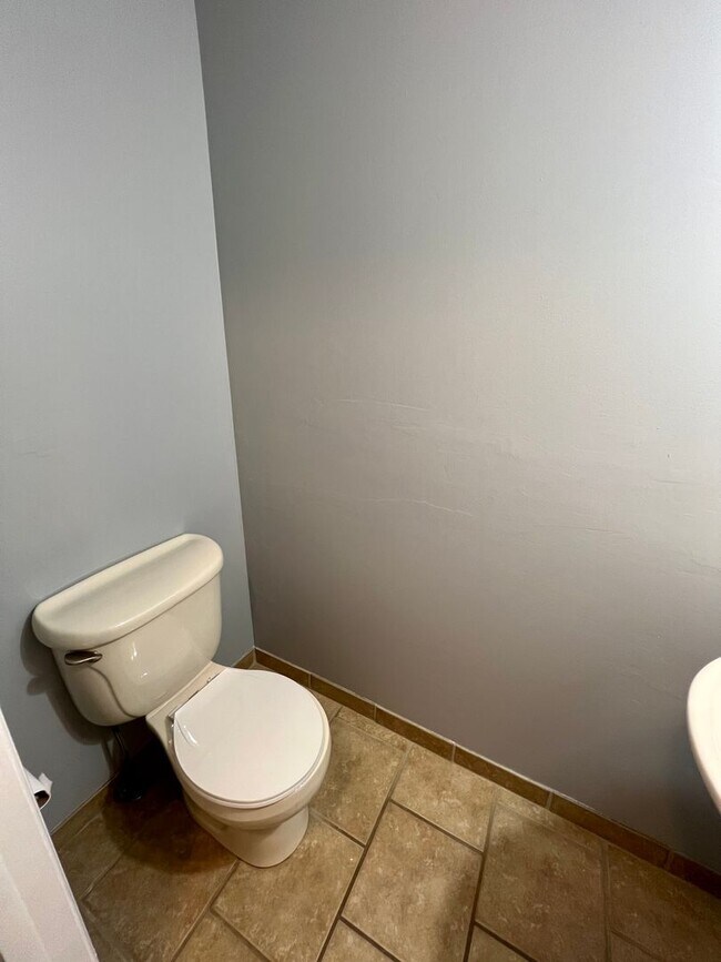 Building Photo - Sewickley Heights - Gorgeous Townhouse - 3...