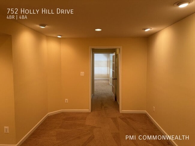 Building Photo - 752 Holly Hill Dr