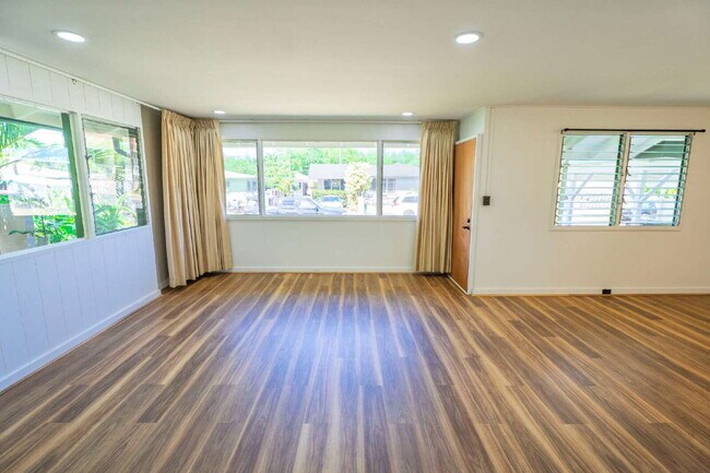 Building Photo - Welcome Home to Waimanalo!