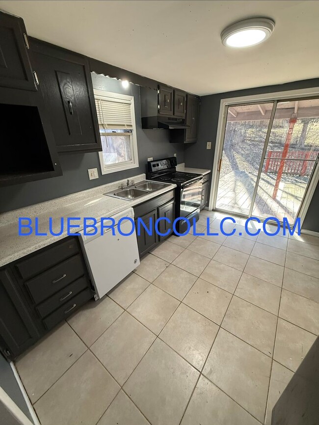 Building Photo - NEWLY REMODELED, great LOCATION, ROOMY layout