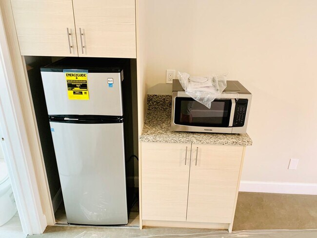 Building Photo - UPSTAIRS STUDIO AVAILABLE IN THE HEART OF LA JOLLA! ONLY $1,700/mo!