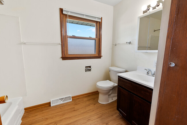 Full Bathroom - 5515 S Illinois Ave