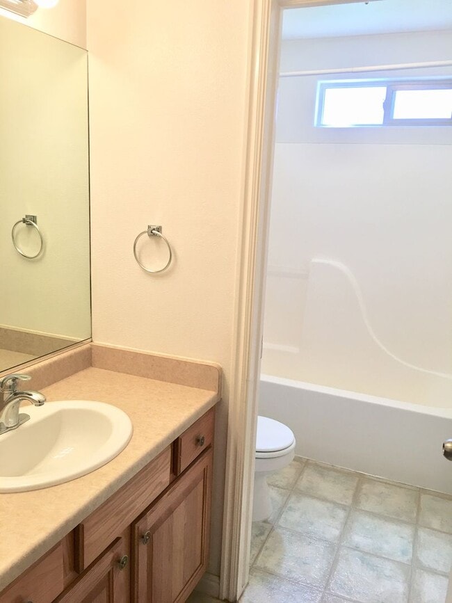 Building Photo - 3 Bedroom/ 2.5 Bath Townhome in Hawk Hollow