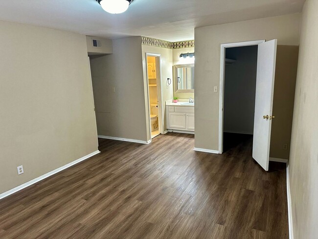 Building Photo - Beautiful move in ready first story condo.