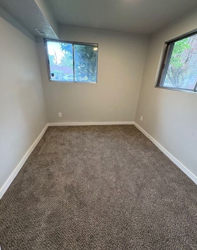Building Photo - 5 Bed / 3 Bath Townhome in Murray!