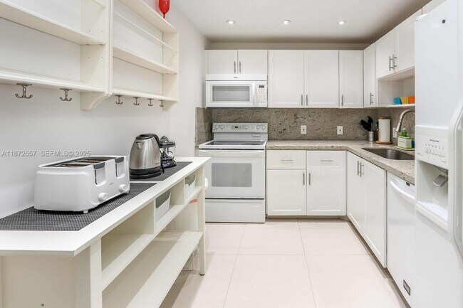 Building Photo - 3675 N Country Club Dr