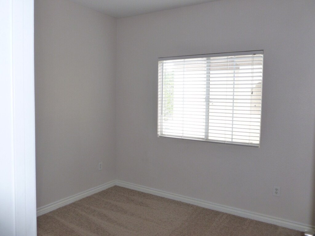 Building Photo - 3400 Cabana Dr