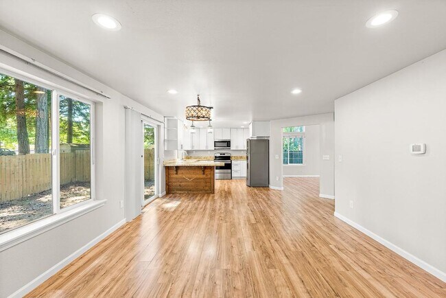 Building Photo - Updated 3 Bed Home for Rent in Lacey | Vau...