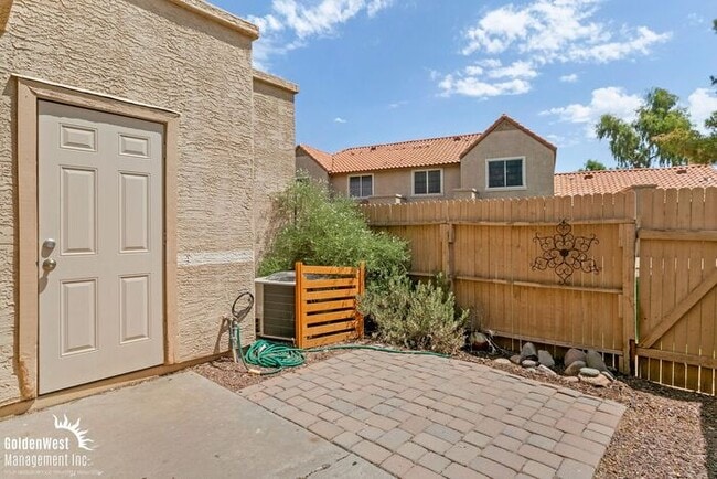 Building Photo - Bright 2Bdm 2.5Ba Townhome at Villa de Paz!