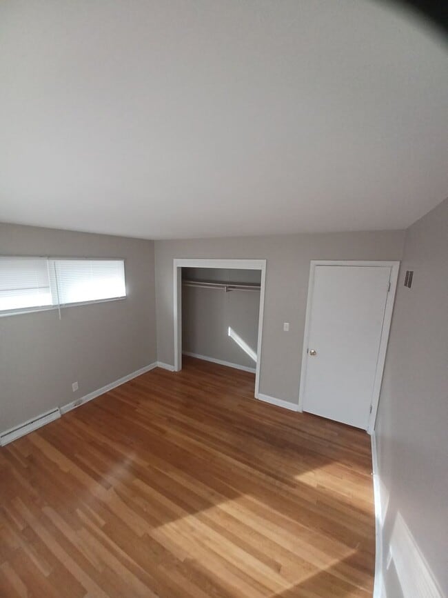 Building Photo - Don't miss out on this great Duplex!