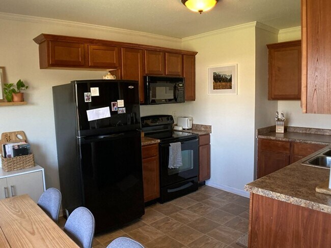 Building Photo - $1800 3 Bedrooms 2.5 Bath Brick Home with a bonus room!