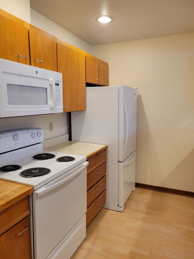 Building Photo - 2BD Condo Located in Charming Neighborhood...