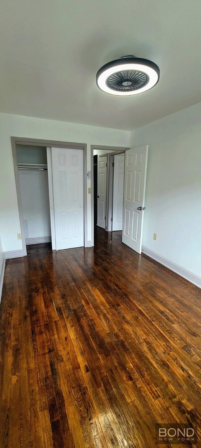 Building Photo - Renovated 3BR in Private Townhouse, only minutes from Midtown Manhattan!