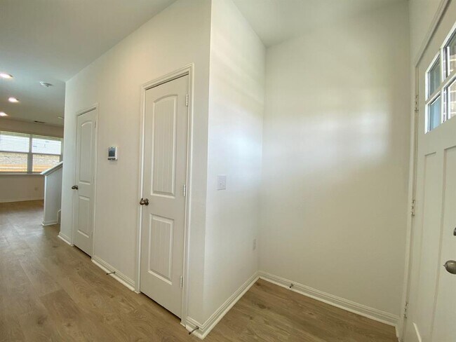 Building Photo - 209 Saide St
