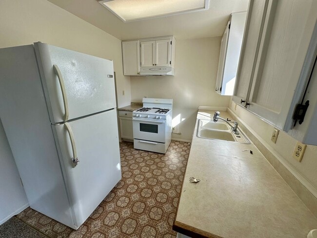Building Photo - 2 Bedroom 2 Bathroom 2 Story House Walking...