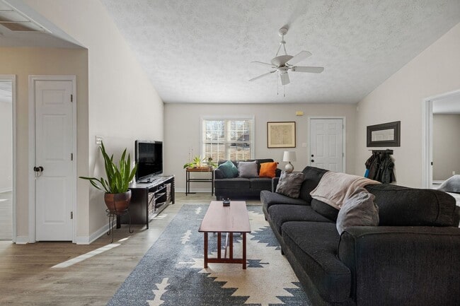 Building Photo - Bright and Spacious 3 Bedroom Home in Chesterfield ***Available Early March***