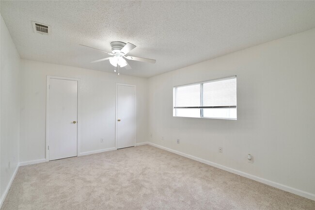 Building Photo - 10810 Parkland Woods Dr