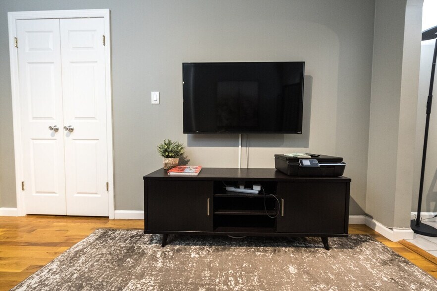 Building Photo - 305 E 104th St