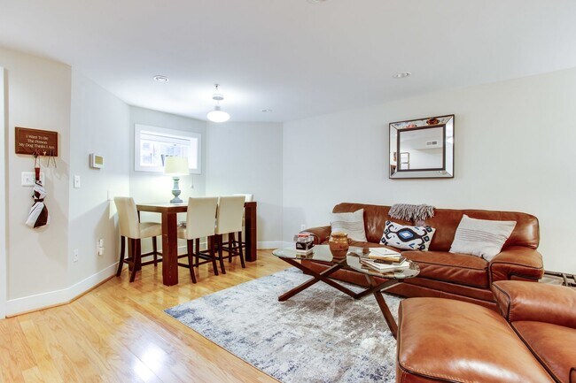 Building Photo - Cozy 1 Bedroom Apartment in Bloomingdale!