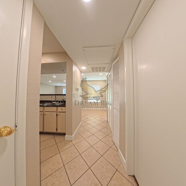 Building Photo - 8101 W Flamingo Rd