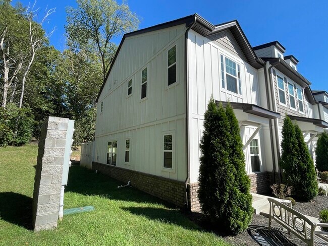 Building Photo - Bristol Creek 2 bedroom unit with fenced p...